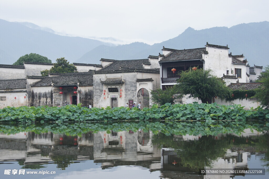 江南水乡古村落湖景倒影
