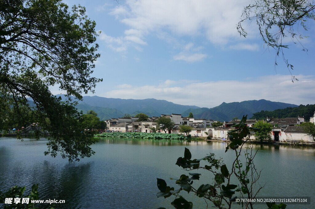 湖畔风光 远山近树相映成趣