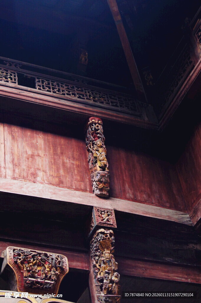 中式古建筑内的精美立柱