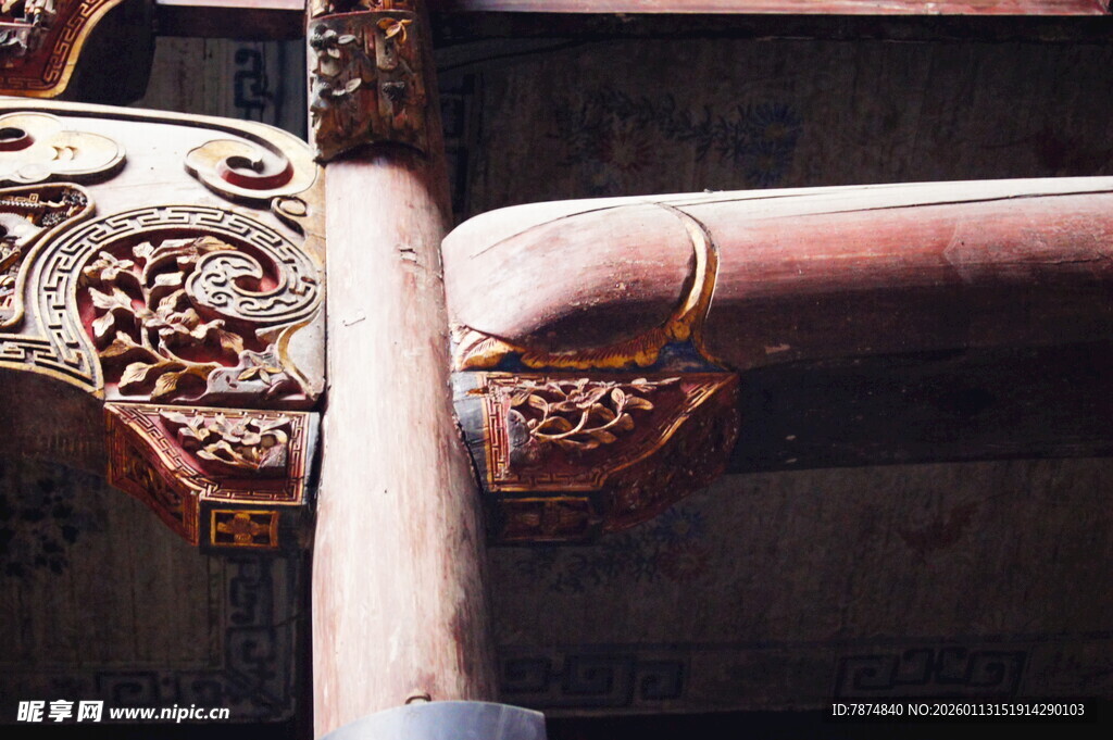 中式雕花梁柱细节特写