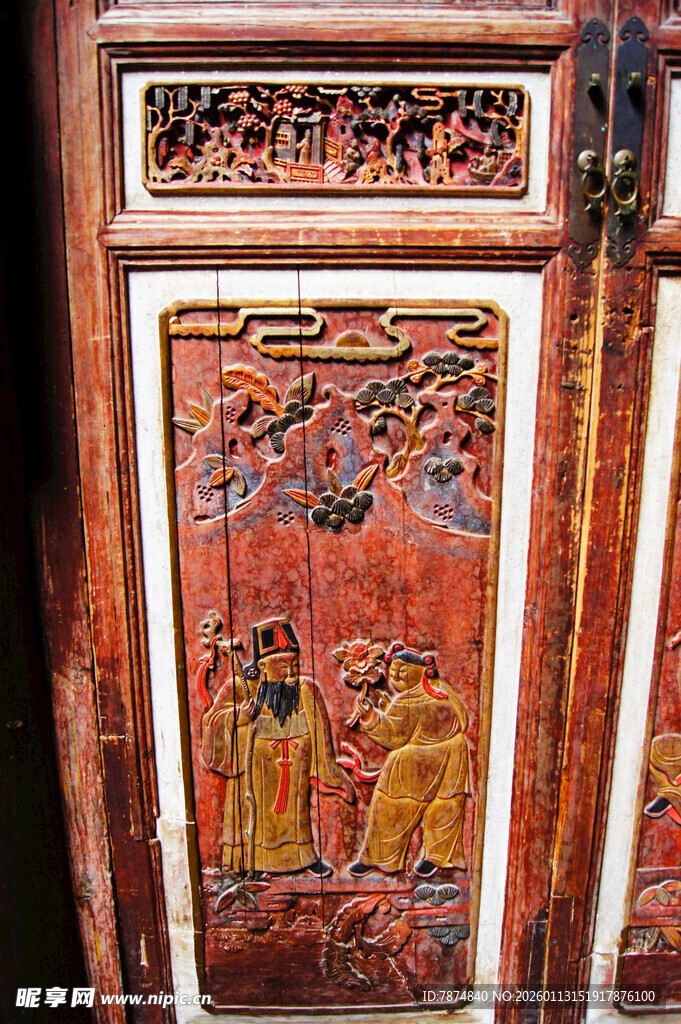 古木雕门板上的精美图案