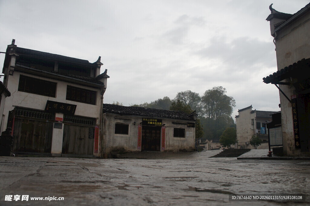 古村落雨中静谧街道