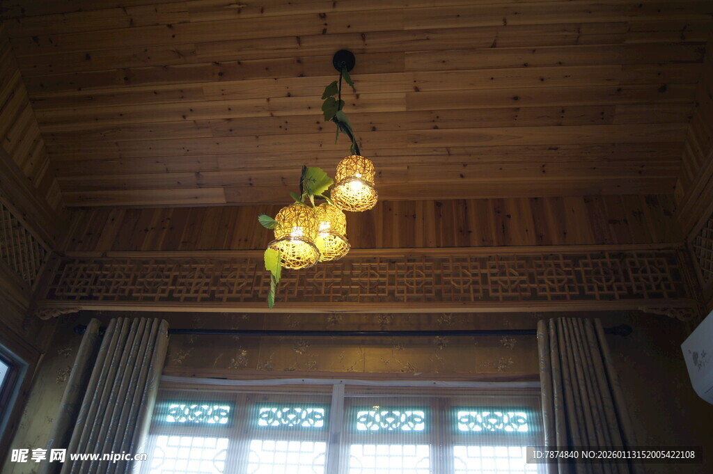 木质天花板上的别致吊灯