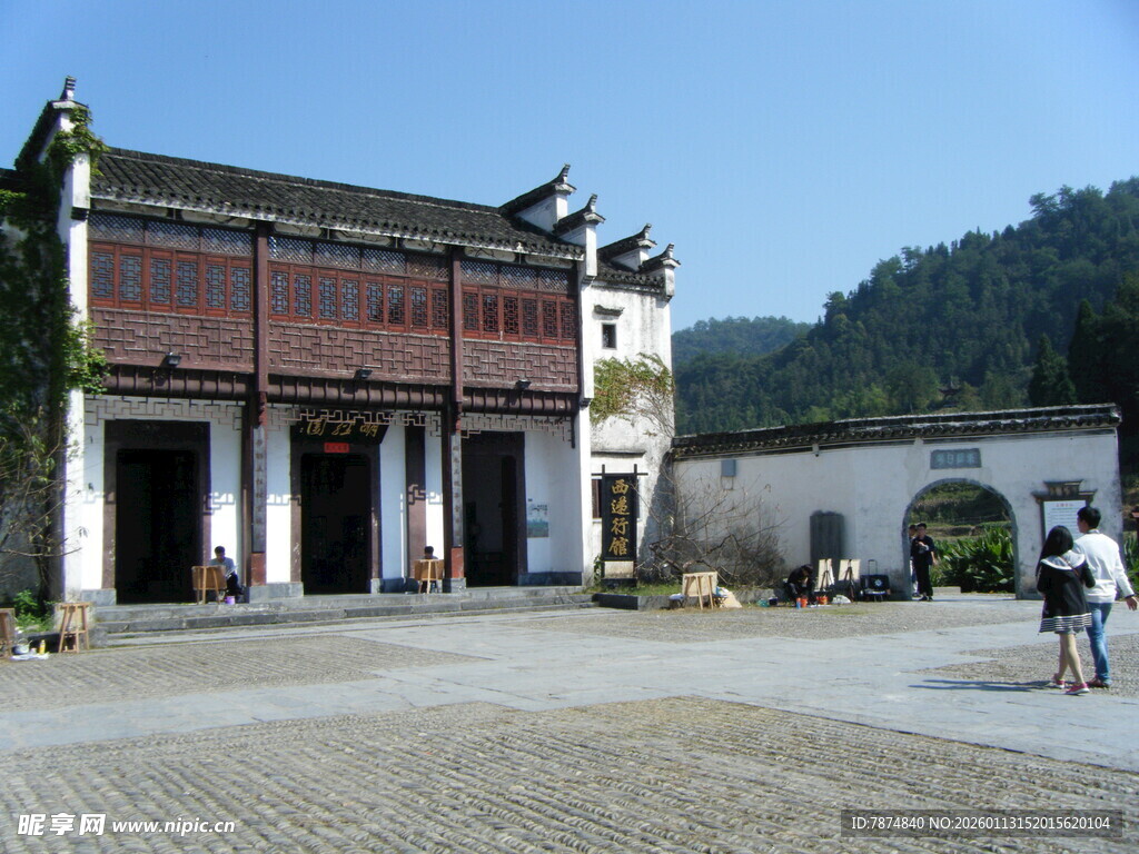 中式古建筑前的休闲场景