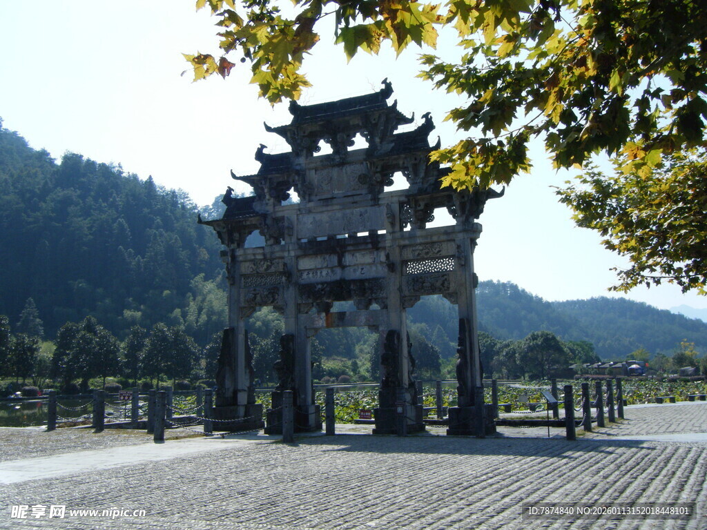 古朴牌坊立于山水间