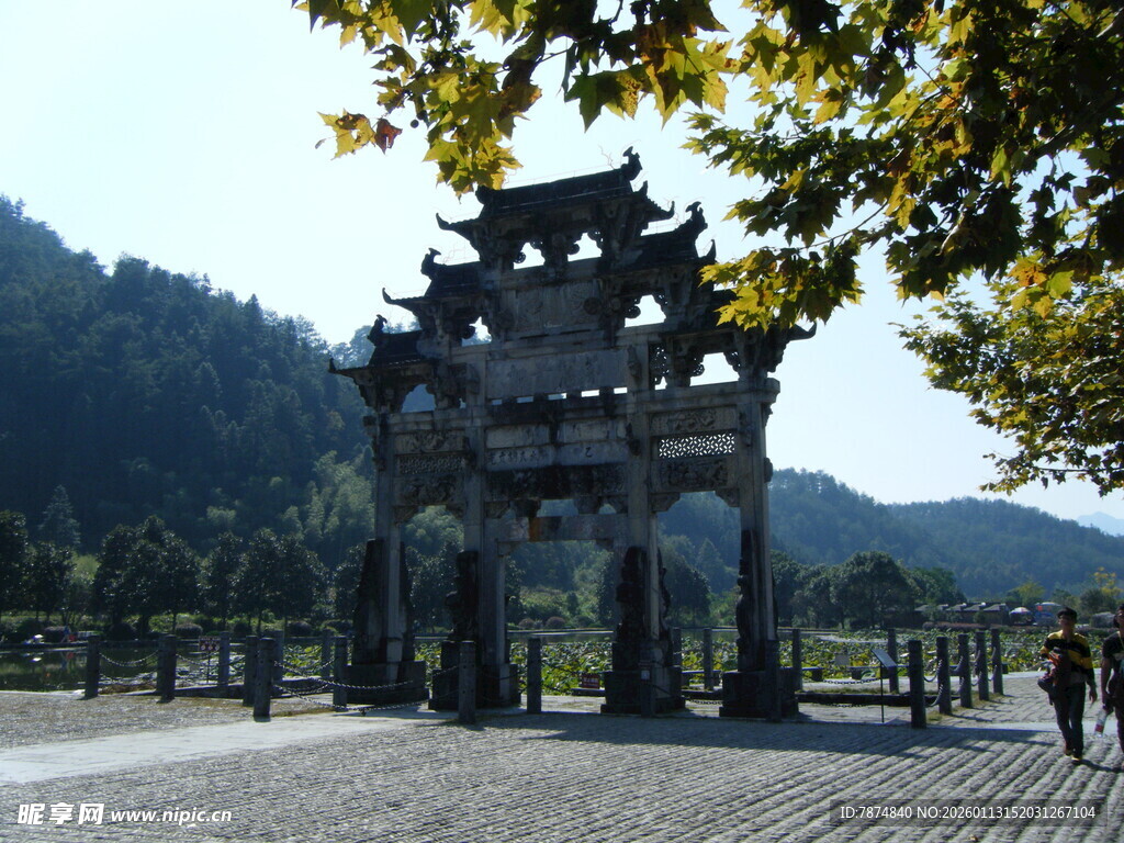 古牌坊立于山水间