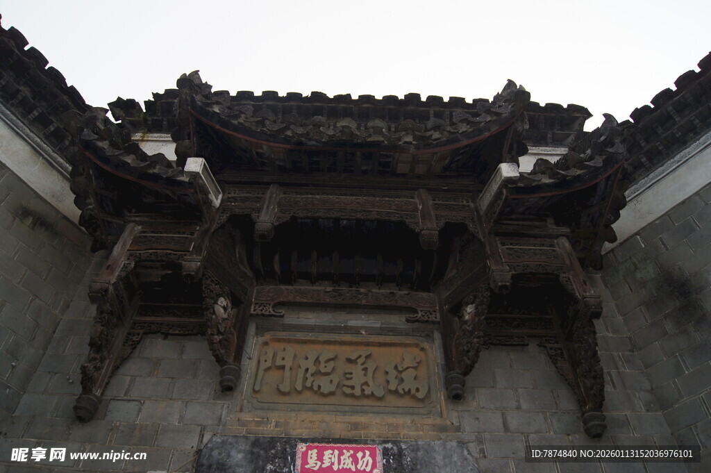 中式古建筑门头精美雕刻