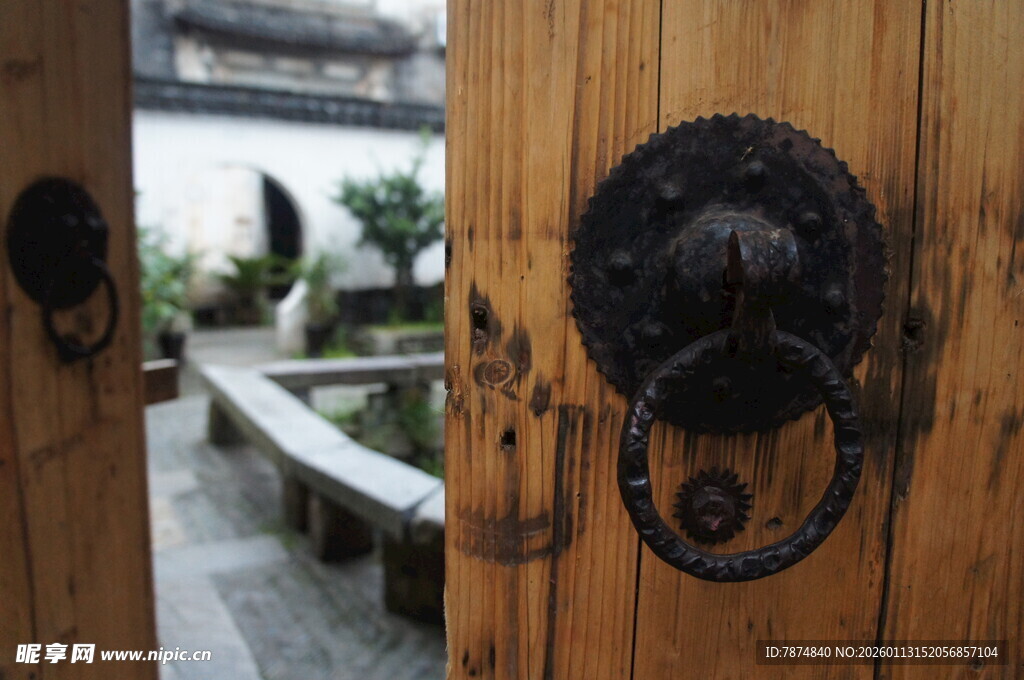 中式木门上的古朴门环