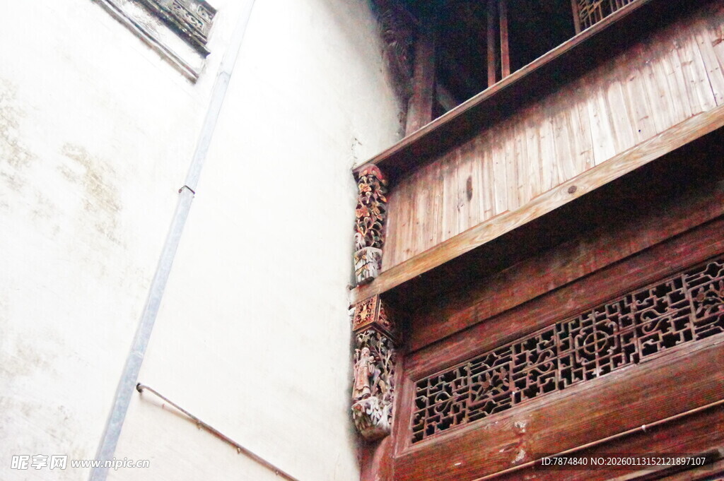 古雅木质雕花阳台一角