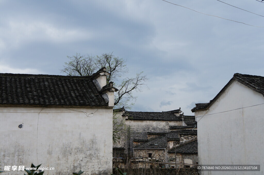 江南白墙黑瓦民居景致