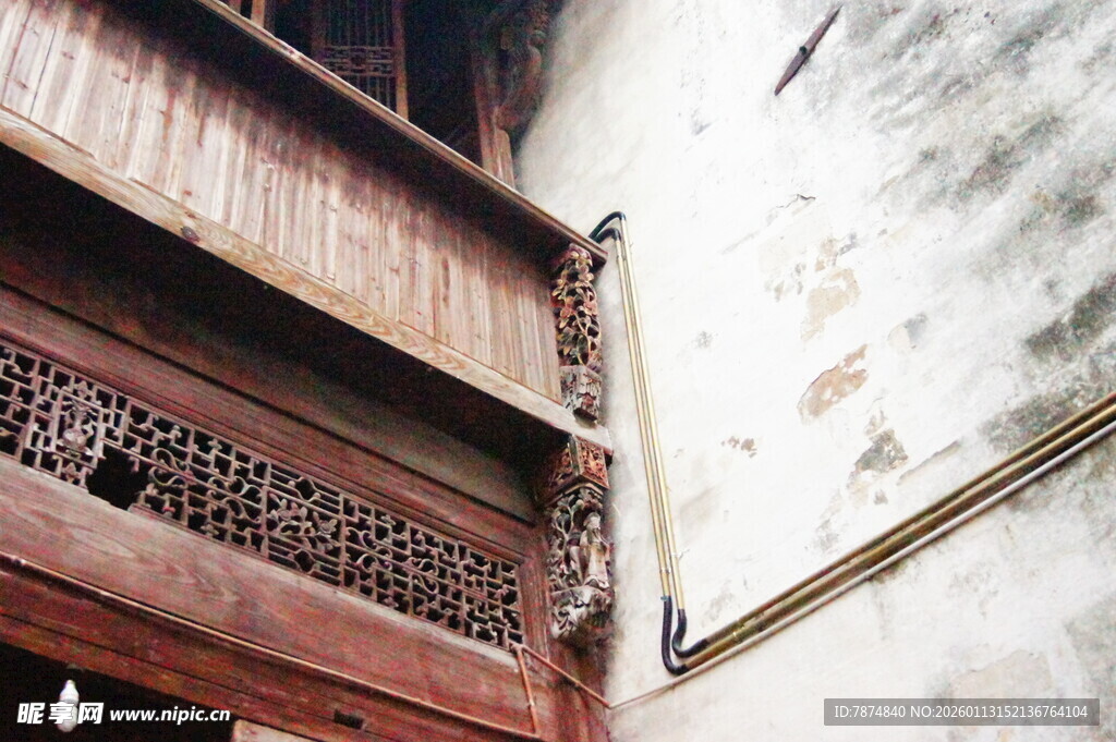 古旧建筑木质雕花窗一角