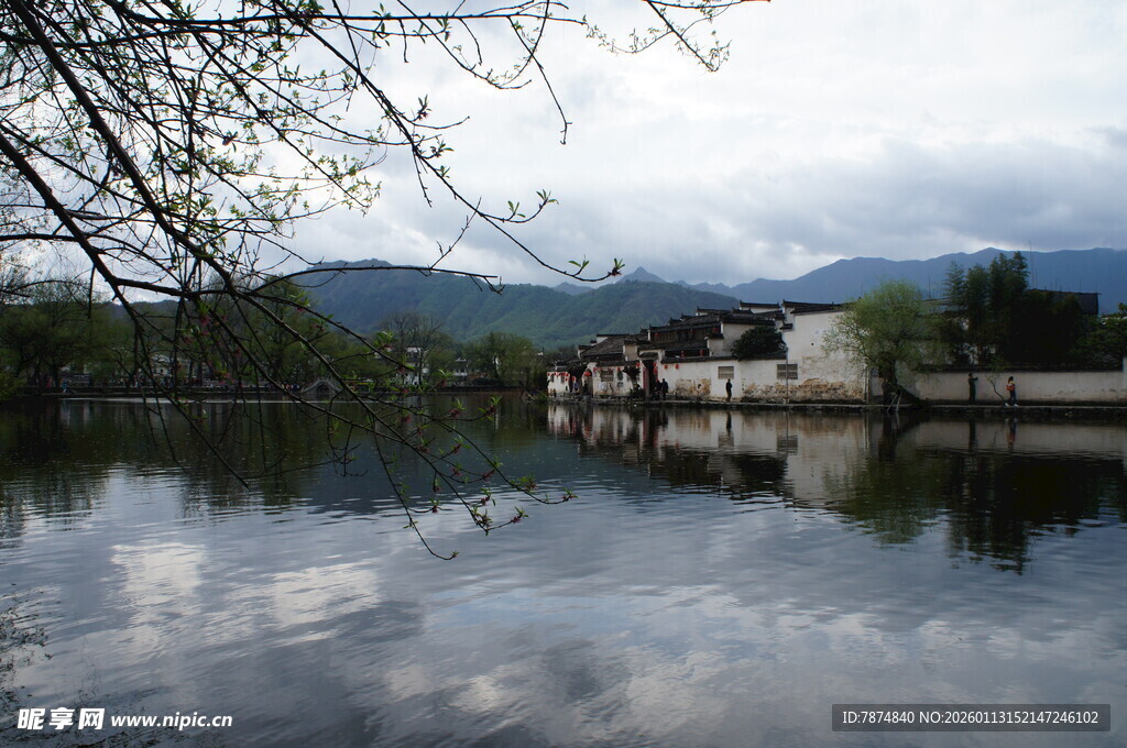 宁静湖畔的山水村落倒影