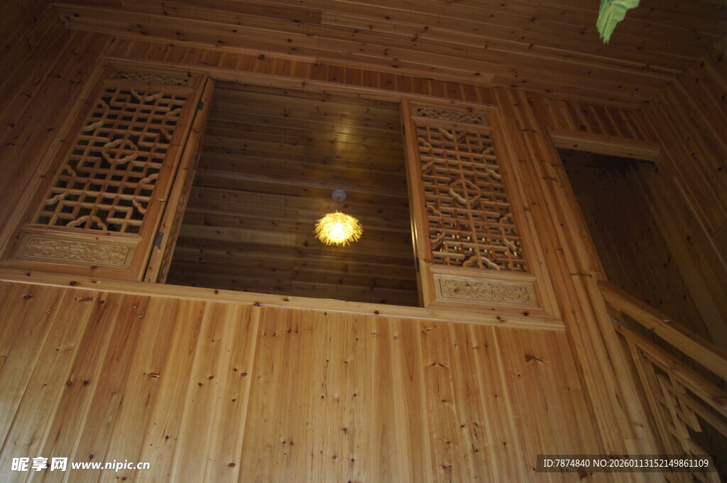 木质阁楼内景 灯光柔和