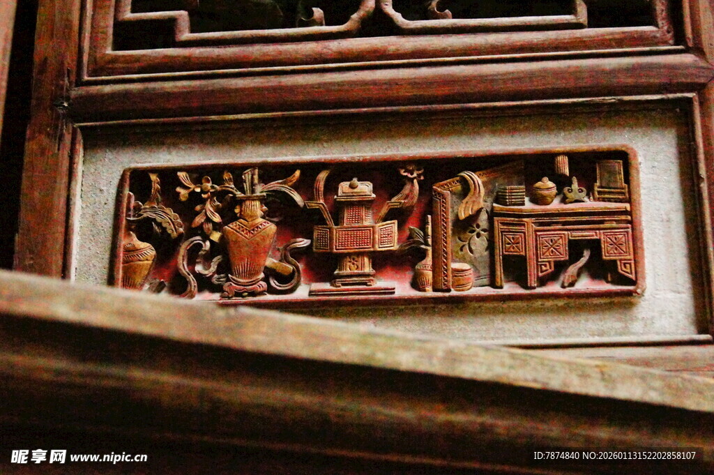 中式木雕窗棂上的精美图案