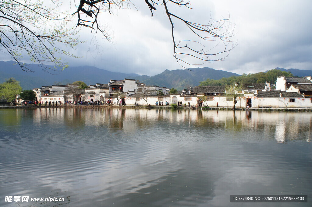 宁静湖畔小镇的美丽风光