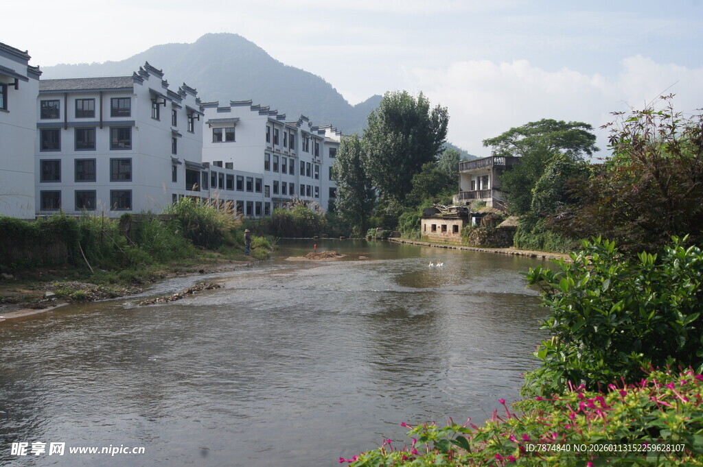 河畔建筑与远山风景
