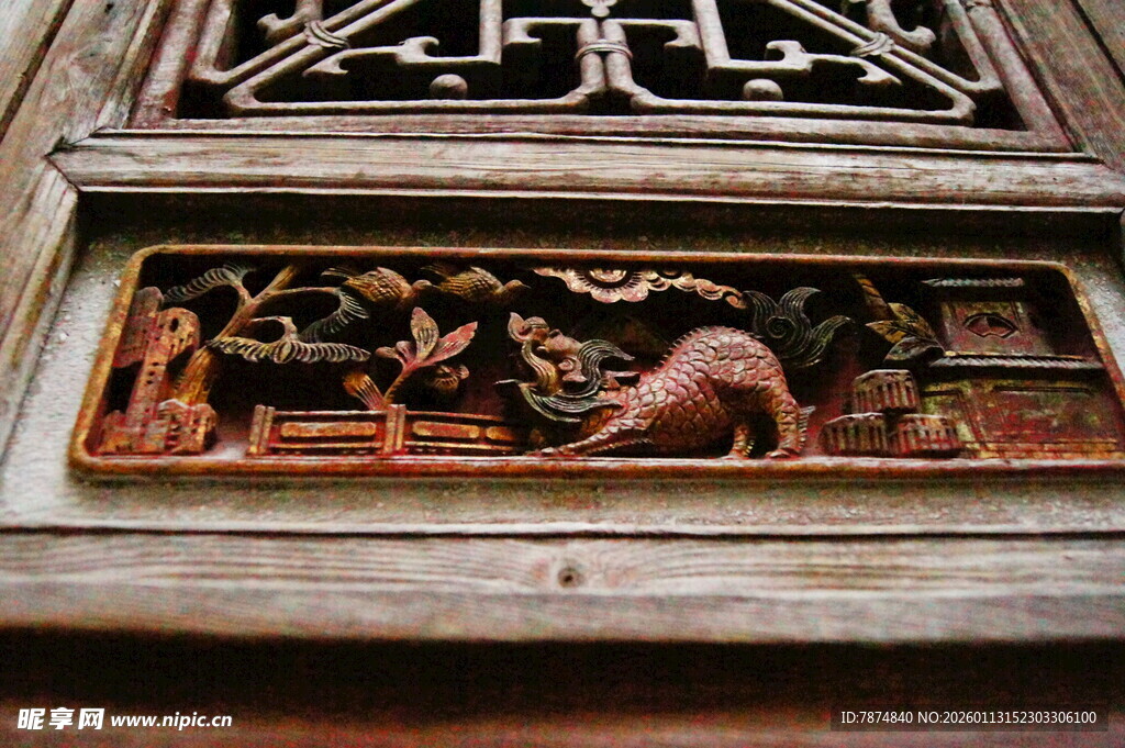 古木雕窗上的精美人物图案