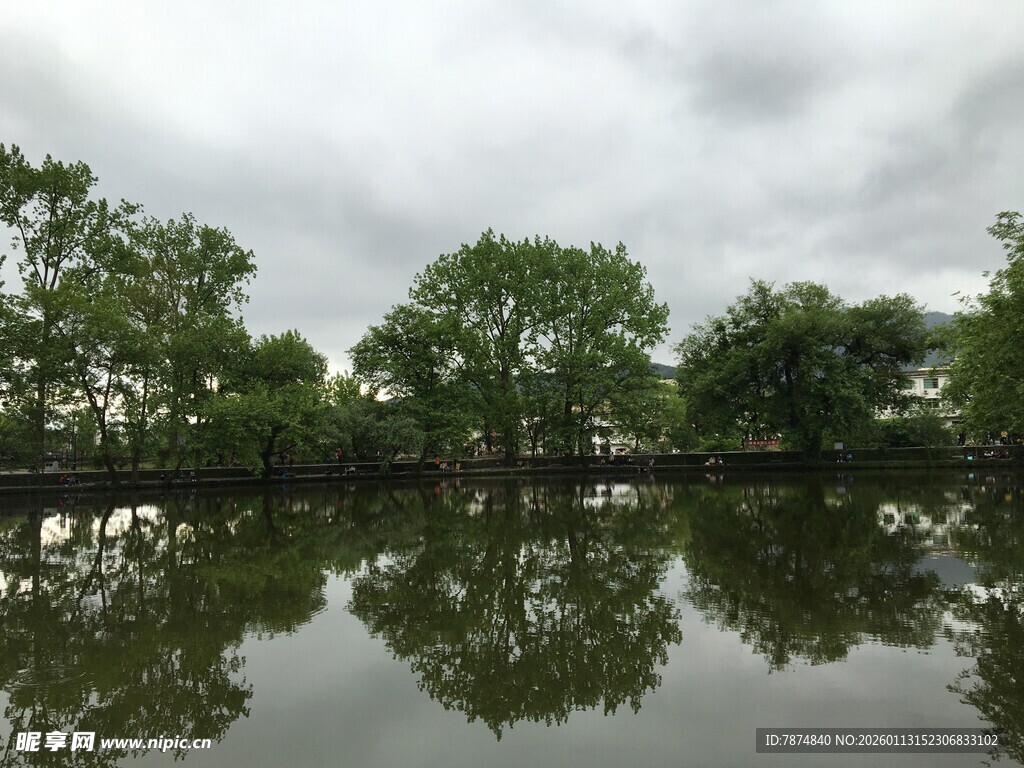 湖畔绿树倒影 静谧风光