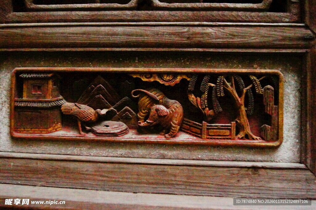 木雕艺术作品中的生动场景