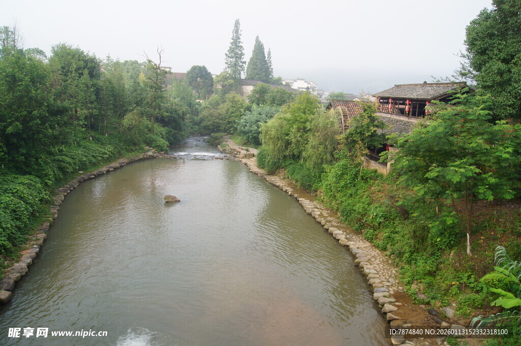 乡村河畔风光