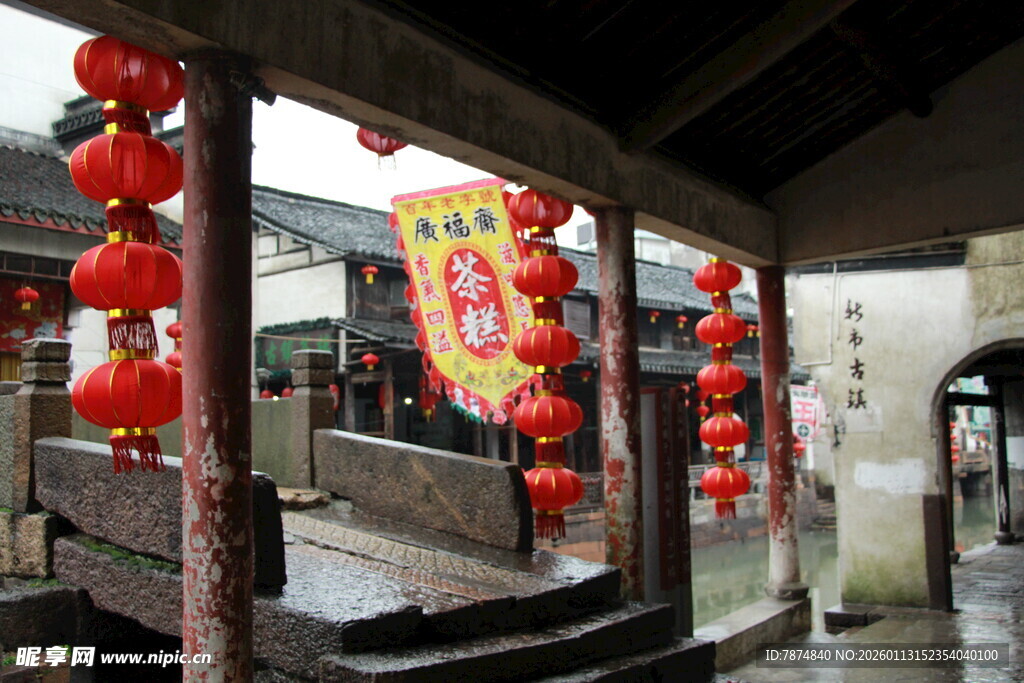 古巷红灯笼营造传统氛围