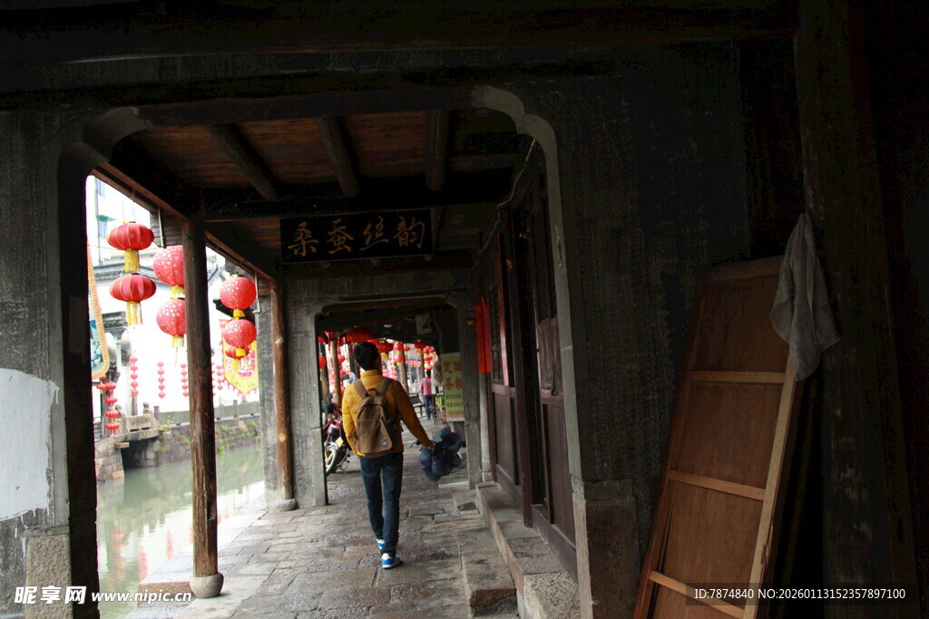 古巷中漫步的行人