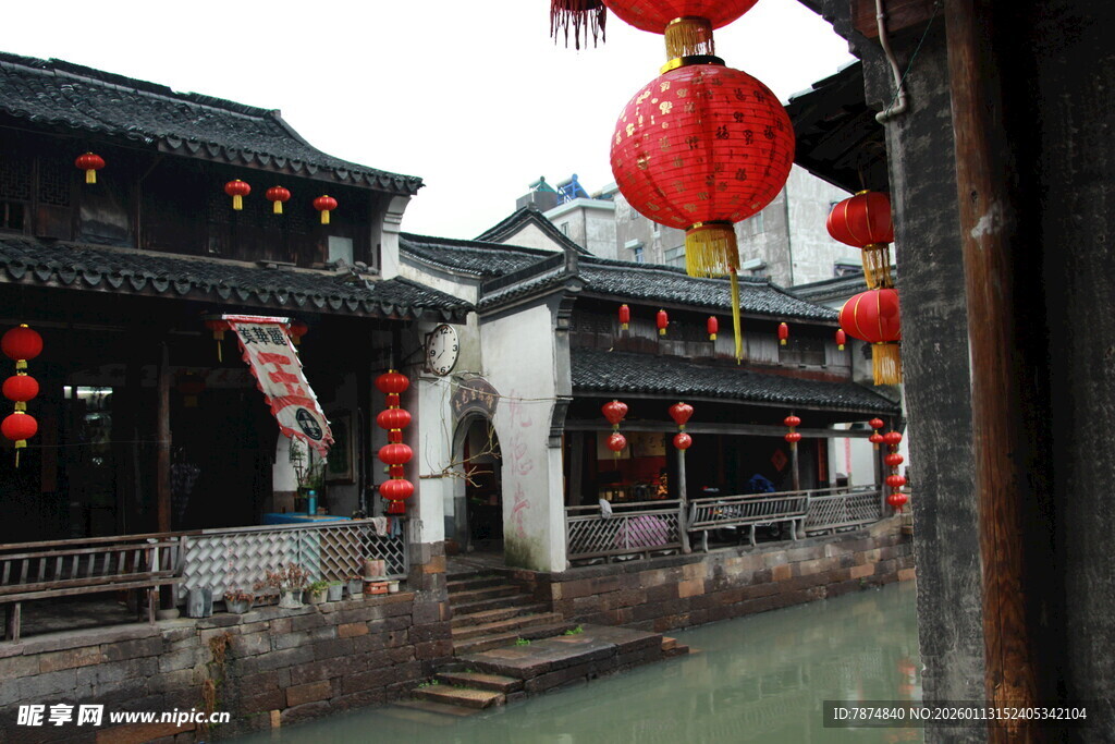 江南水乡古宅挂红灯笼