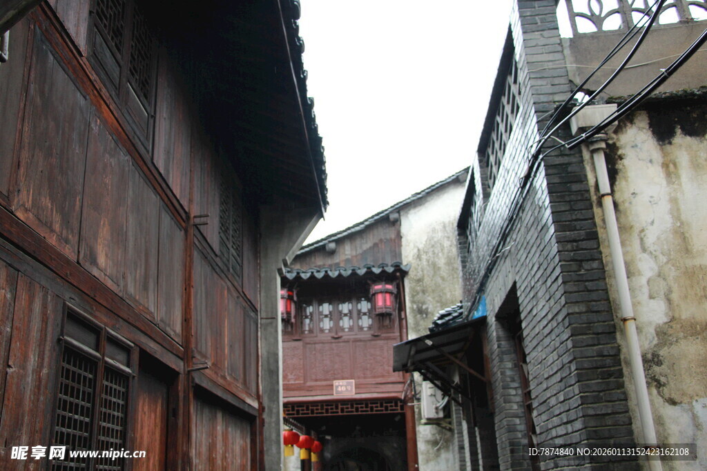 古巷中的传统木质建筑