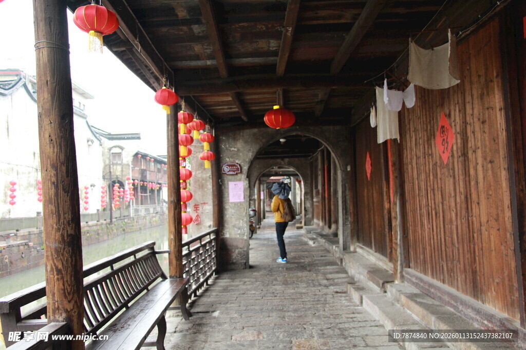 古廊下漫步的行人