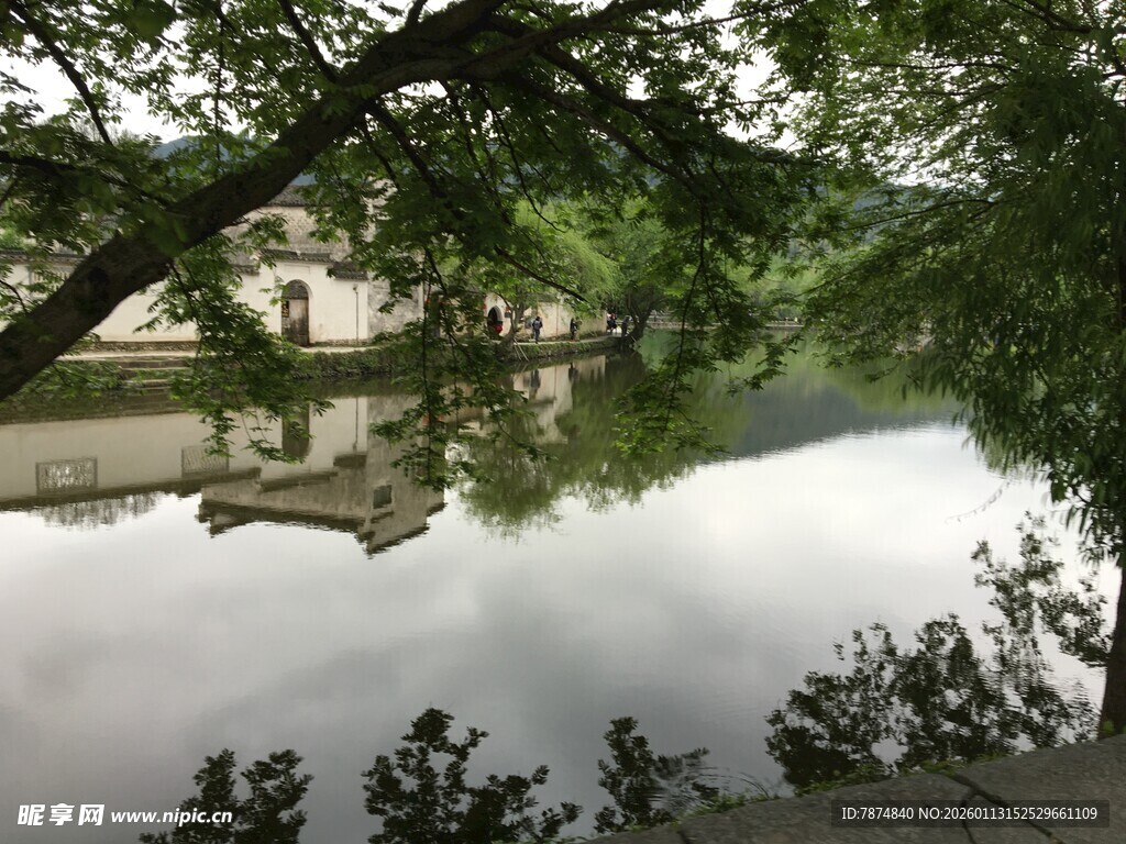 宁静河畔乡村美景