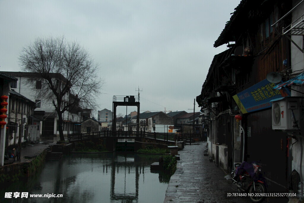 江南水乡雨中古朴街道
