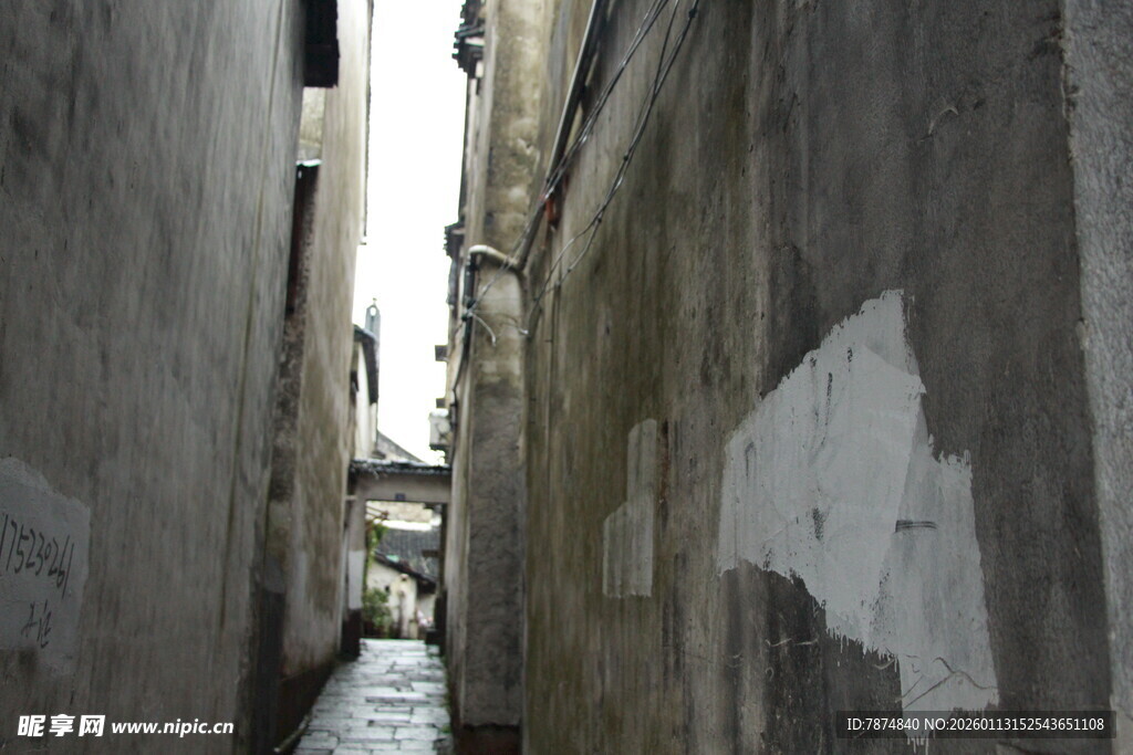 狭窄老旧小巷景象