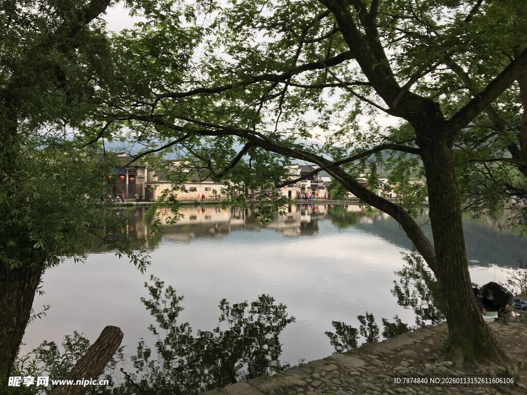 湖畔绿树环绕美丽景致