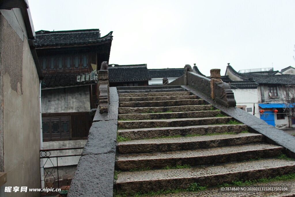 古旧石阶旁的传统建筑