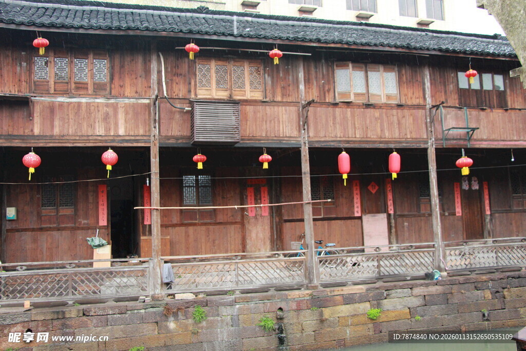 江南水乡古宅 红灯笼点缀