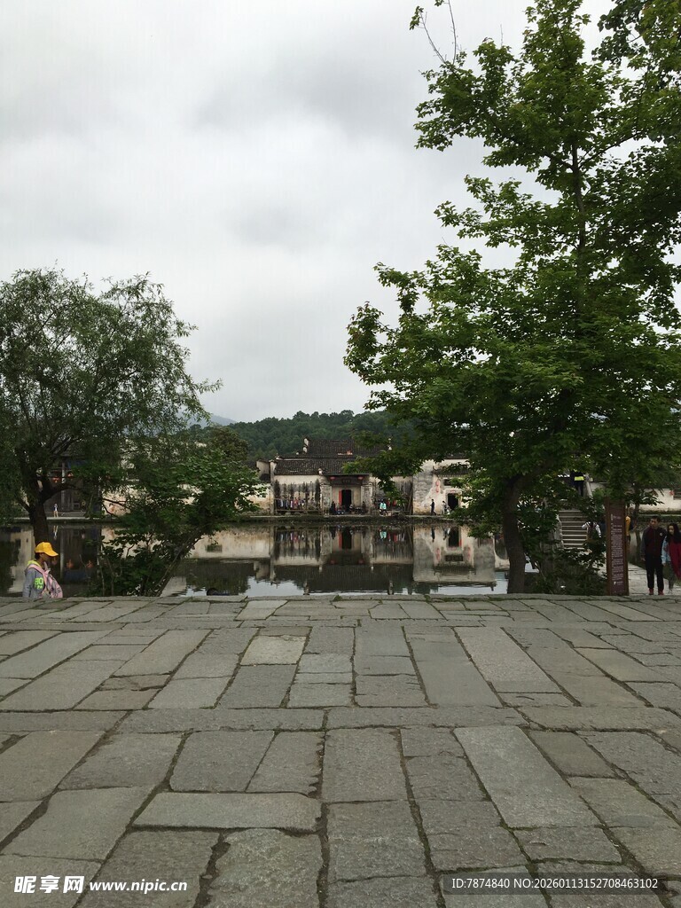 古雅广场与远处建筑景观