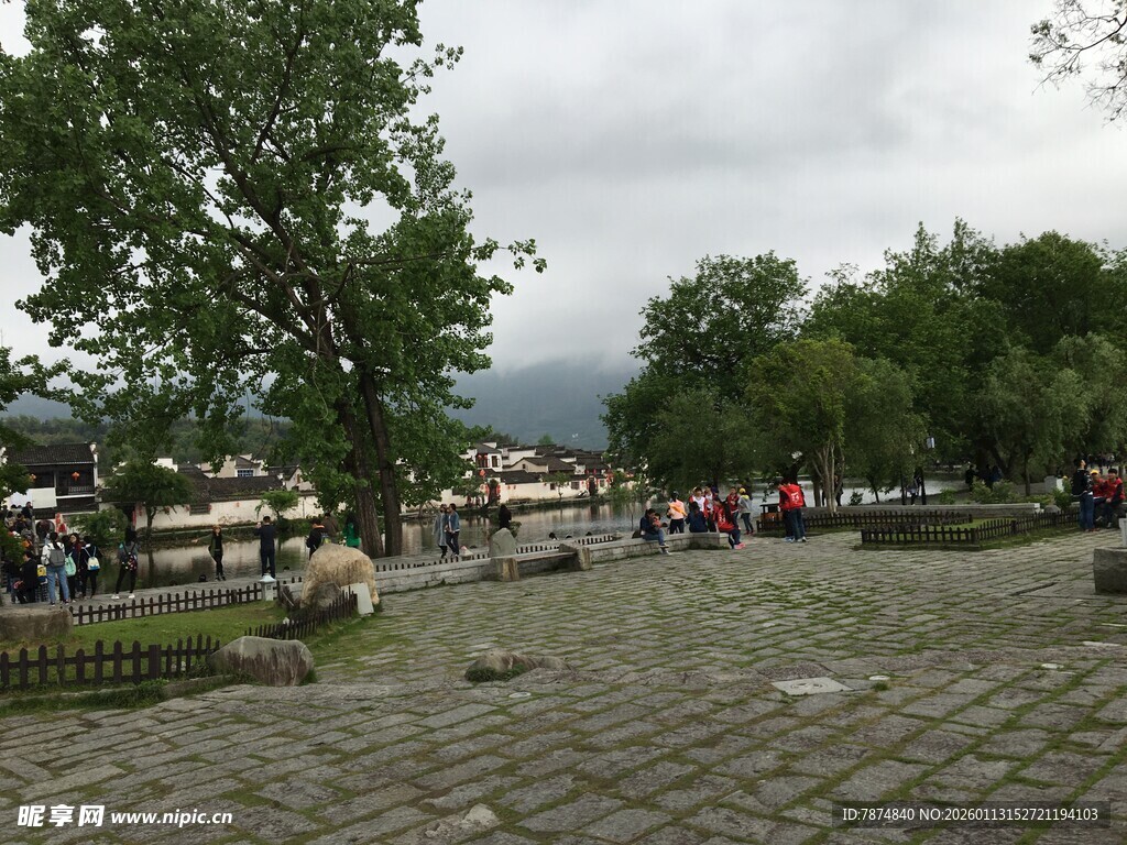 户外广场人群休闲场景