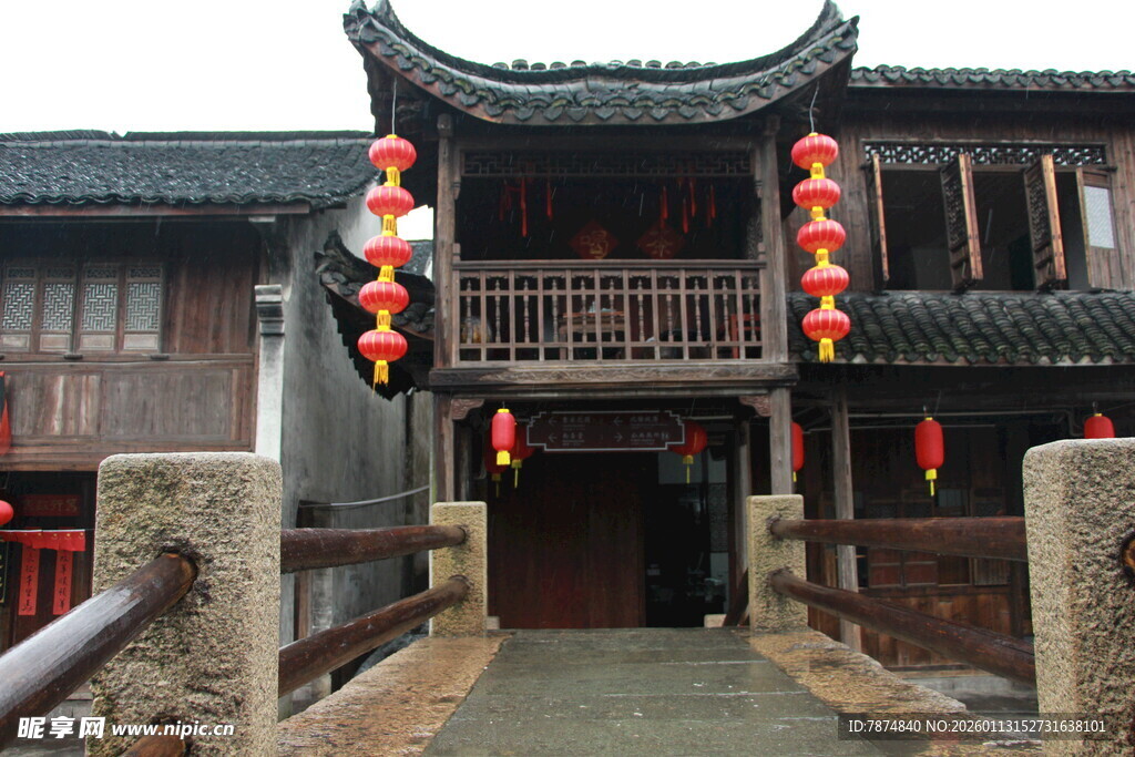 古宅门前挂红灯笼景象