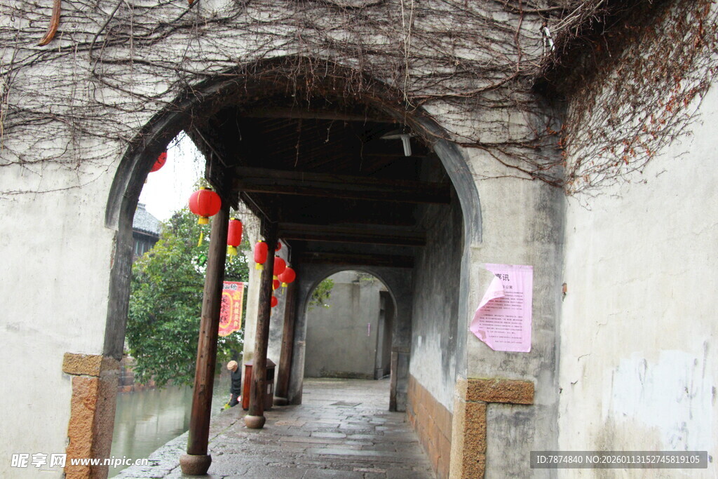 古巷门洞挂红灯笼景致