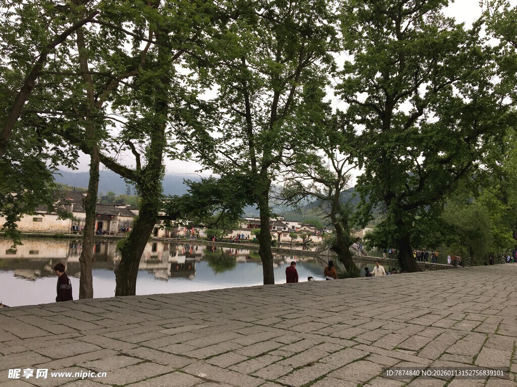 河畔绿树环绕的石板路