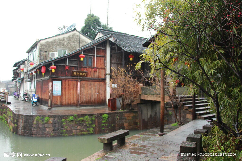 古色古香的水边传统建筑