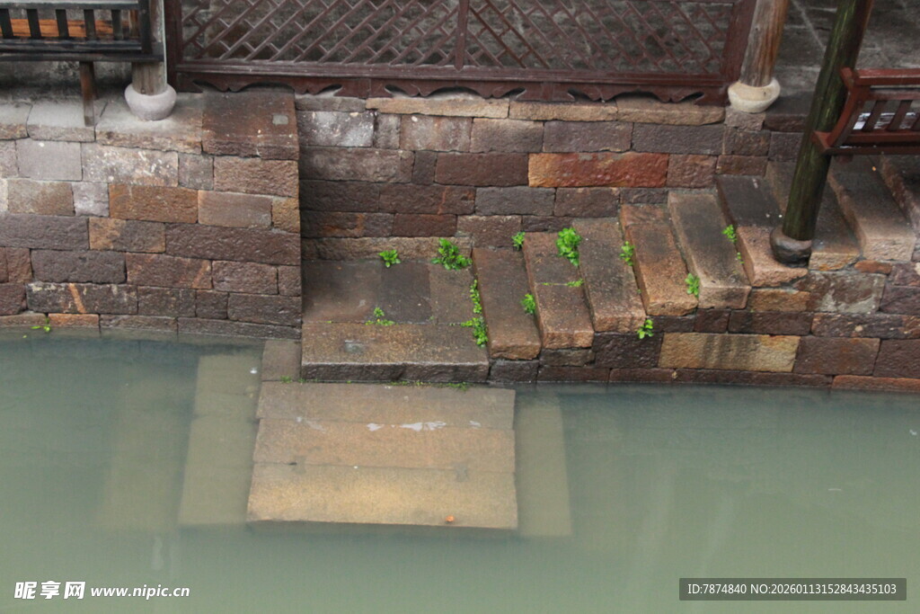 古旧水边建筑遗迹景观