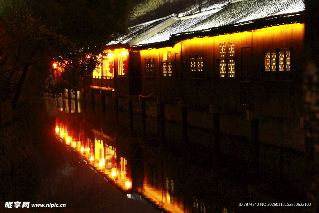 水乡夜景 灯火映照古建筑