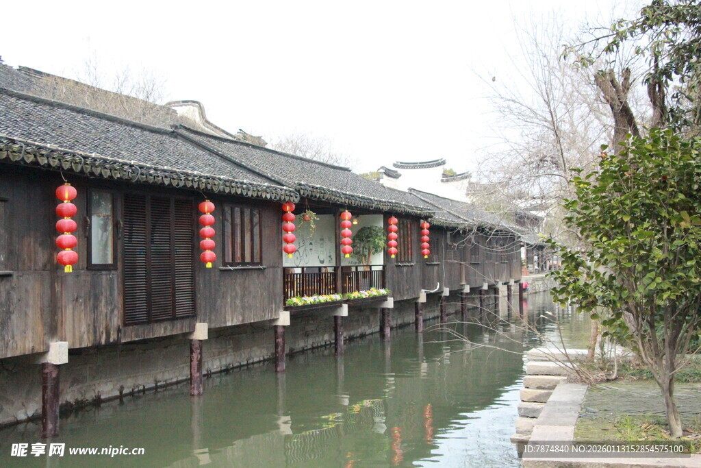 江南水乡古宅临水而立