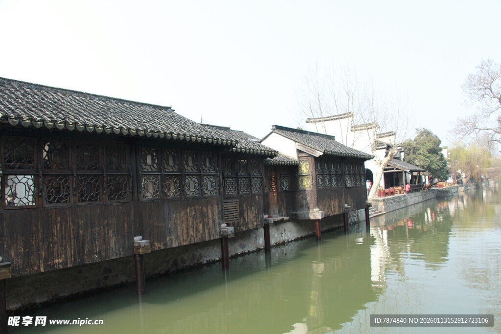 江南水乡临河古朴民居