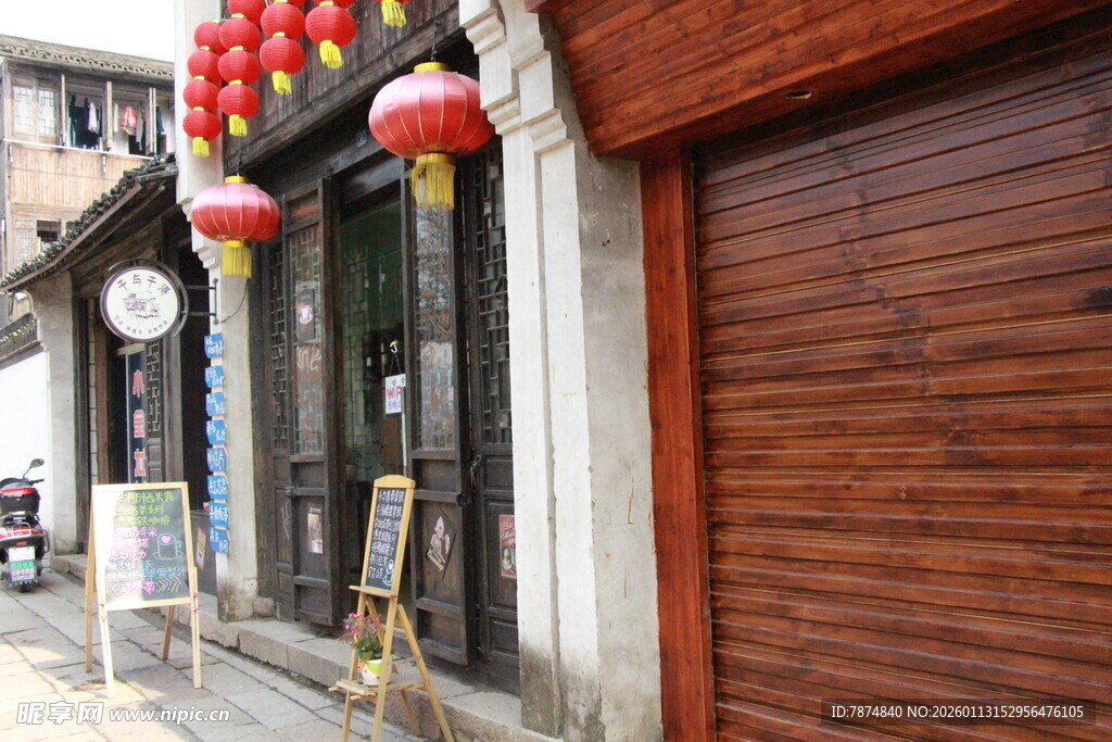 古巷店铺 红灯笼装点门面