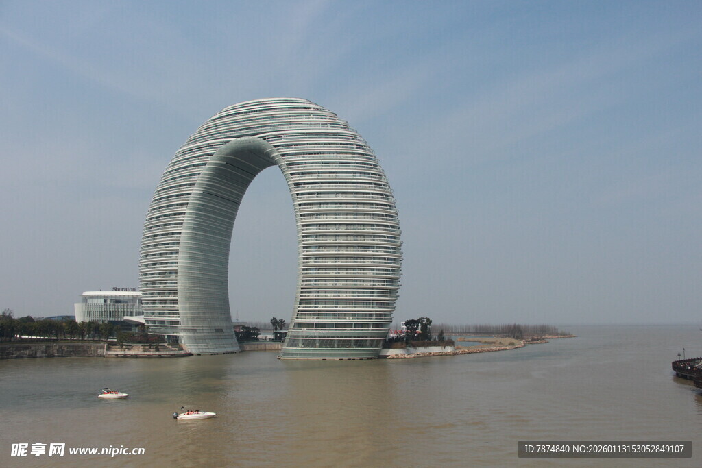 湖州月亮酒店临水而立