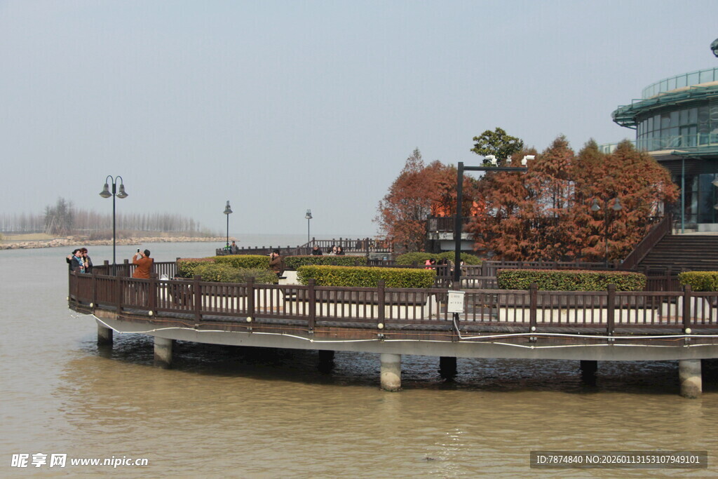 江边观景平台秋景