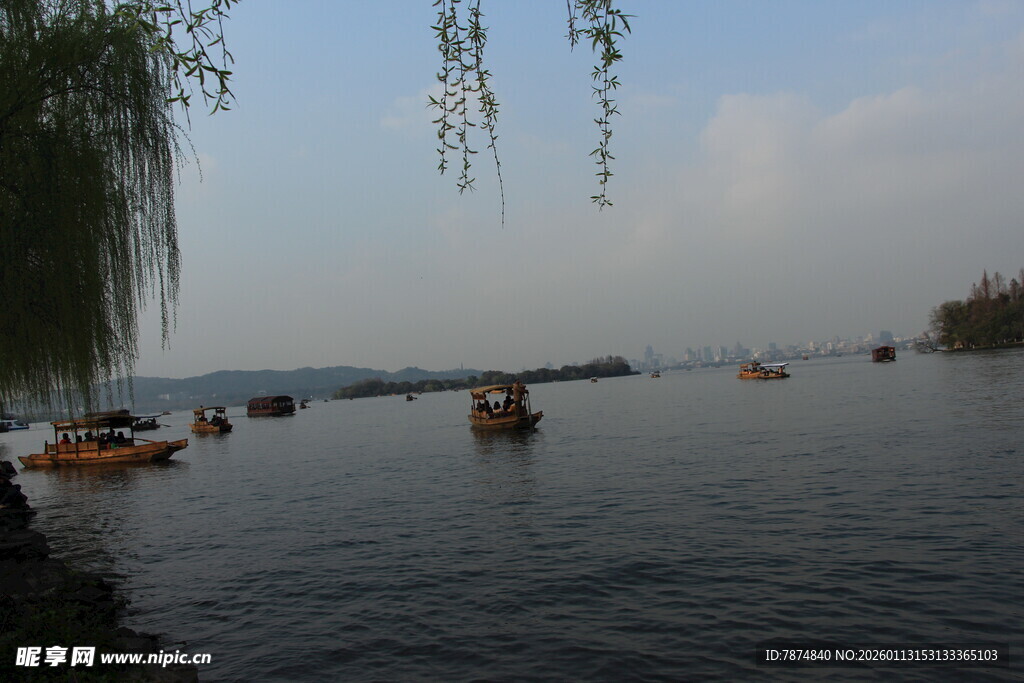 湖上泛舟赏景的惬意时刻