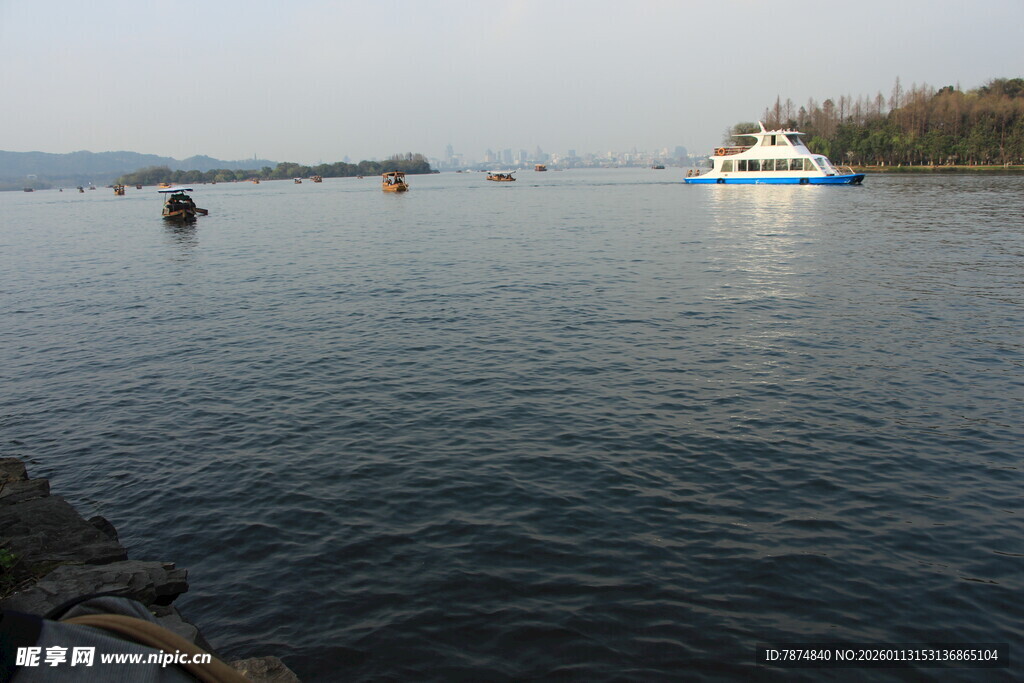 海上船只与岸边景象
